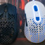 Mountain Makalu 67 naast SteelSeries Aerox 3 Wireless (links)
