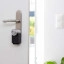De Nuki Smart Lock 3.0 Pro heeft een oplaadbare accu, ingebouwde wifi en een beduidend hogere prijs.