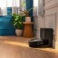 De iRobot Roomba Combo j7+ in zijn basisstation