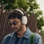 Sonos Ace adaptive ANC past zioh aan haar, brillen en hoeden aan