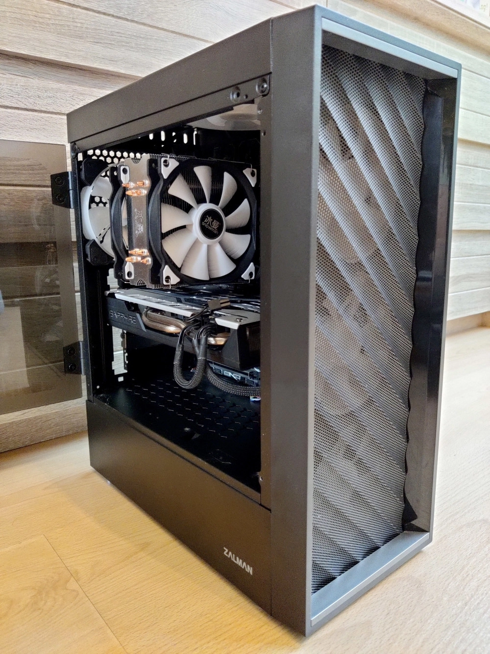 De Zalman T7 met alle onderdelen ingebouwd