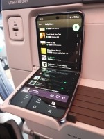 De Samsung Galaxy Z Flip 4 past zo precies in de accessoirehouder van de vernieuwde 737-800's van de KLM.