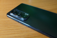 De Motorola edge 20 is dunner, de camera's steken daardoor wat meer uit.  - Motorola edge 20 review