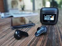 Met een oplaadcase met ingebouwd beeldscherm doen de JBL Tour Pro 2 oortjes wat anders dan andere draadloze in-ears.