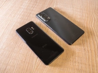 Motorola moto edge 20 naast een Samsung Galaxy S9  - Motorola edge 20 review