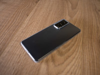 De bumpercase doet weinig goeds voor het lijnenspel van de Motorola edge 20, maar houdt hem wel krasvrij.