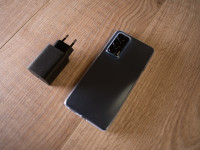 Prettig: Motorola levert een 33W snellader gewoon mee in de doos bij de edge 20 - Motorola edge 20 review