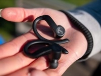 ​​Teufel Airy Sports TWS in de hand