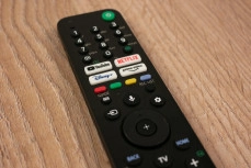 Handige knoppen voor streamingdiensten op de afstandsbediening van de Sony Bravia XR A80J