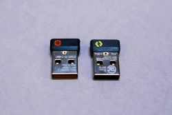 Links Logitech Unify ontvanger, rechts Logitech Bolt