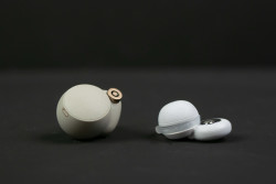 Sony WF-1000XM4 naast Sony LinkBuds 