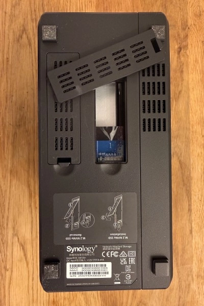 DS725PLUS onderkant