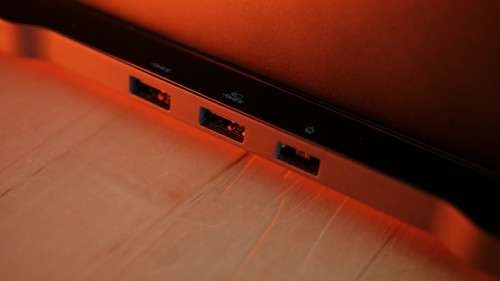 Hier had een HDMI en bij voorkeur ook een DisplayPort-aansluiting moeten zitten.