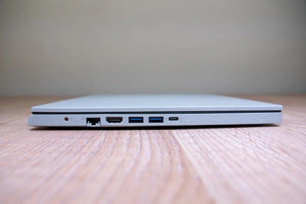 Acer Aspire Vero (AV15-51-574G) - de meeste aansluitingen zitten aan de linkerkant.