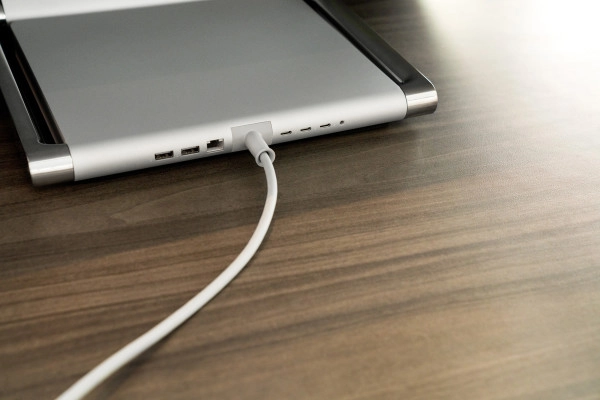De aansluitingen van de Microsoft Surface Studio 2+ zijn flink vernieuwd, met drie Thunderbolt 4 poorten.