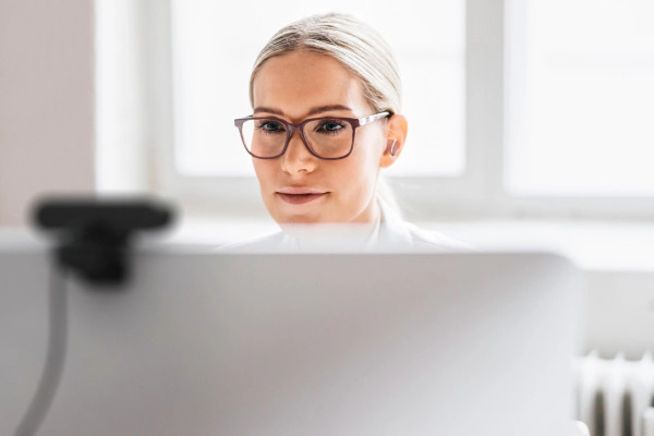 De Logitech Zone Wireless draadloze oordopjes zijn speciaal ontworpen voor videobellen.