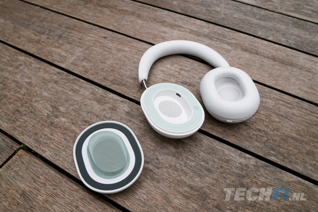 Sonos Ace met afneembaar magnetisch oorkussen