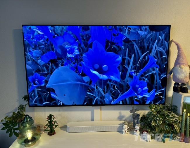 Deze TCL 65C855 heeft al een mooie plek aan de muur gekregen bij de gelukkige winnaar van onze eerste giveaway van december 2024.