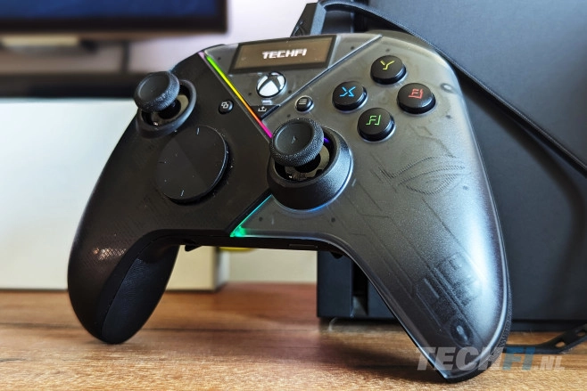 De ASUS ROG Raikiri Pro is een luxe en prijzige game controller voor PC en Xbox, met een ingebouwd OLED-schermpje.