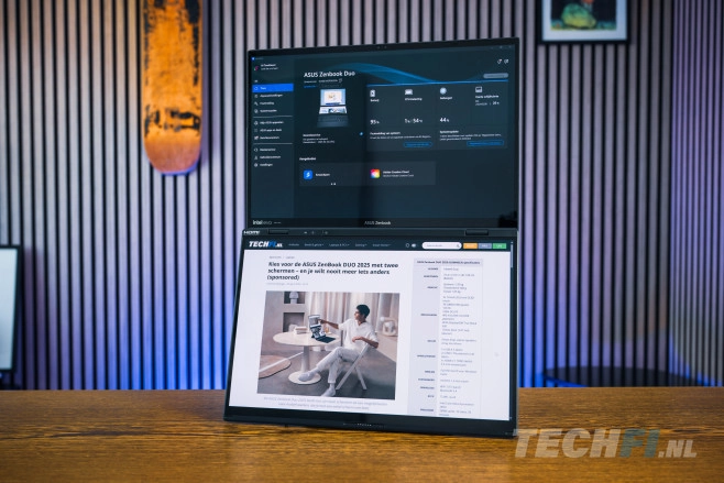 De Zenbook DUO (2025) geeft je dankzij zijn dubbele OLED-beeldschermen een ongekende hoeveelheid werkruimte onderweg, terwijl de Core Ultra 200 processor zorgt voor goede prestaties &eacute;n een lange werktijd op een acculading.<br />
(Alle foto's bij dit artikel zijn gemaakt door Tom Kauwenberg.)