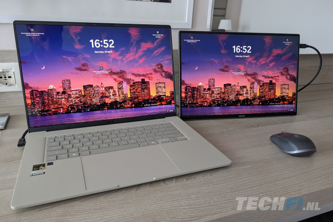 De ZenScreen OLED MQ16FC is een draagbaar 16-inch OLED-beeldscherm, dat prima aansluit bij een laptop met zo'n paneel - zoals de ASUS Zenbook A16.