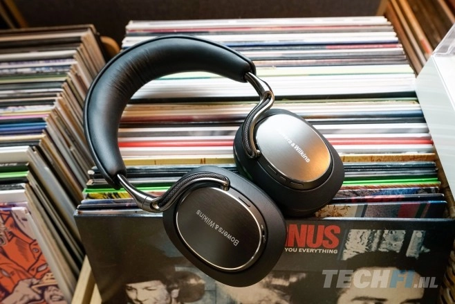 De Bowers & Wilkins Px8 S2 komt met een verbeterd design, hoogwaardige koolstof drivers, uitgebreide Bluetooth codec-ondersteuning, goede noise-cancelling en uitstekende weergave van muziek én andere bronnen. 