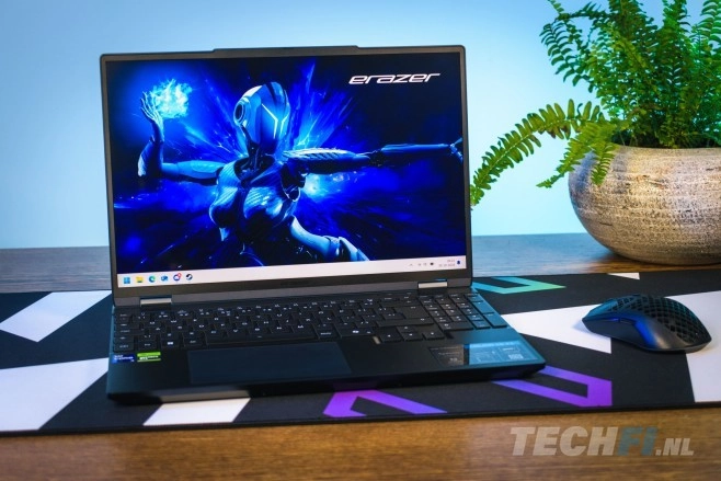De Erazer Major 15 X1 is een compacte laptop die toch een 15,3 inch scherm bevat. De specificaties zijn uitgebreid en duiden op een draagbare, veelzijdige alleskunner.<br />
(Alle foto's bij dit artikel zijn gemaakt door Tom Kauwenberg.)