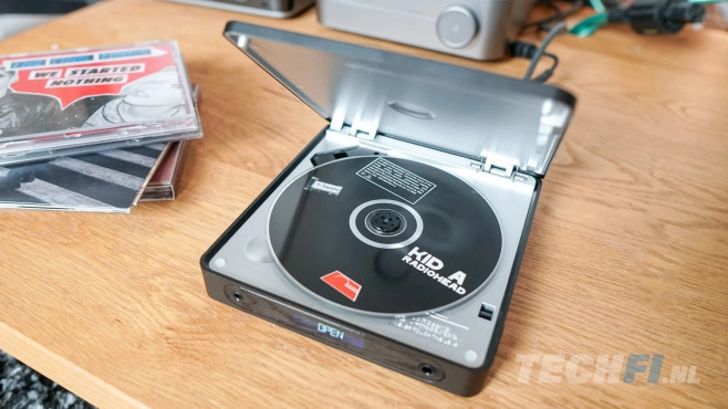 De FiiO DM13 is een draagbare audio CD-speler die een dosis nostalgie combineert met een aantal zaken die eind jaren '90 nog niet bestonden.