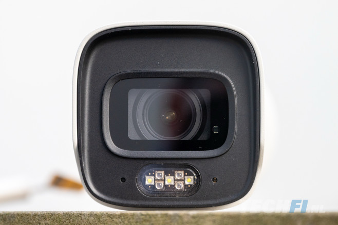 De Synology BC800Z is een professionele beveiligingscamera met naast optische zoom een hoop eigen rekenkracht aan boord voor AI-herkenning van personen en voertuigen, maar ook kentekens en rookontwikkeling.