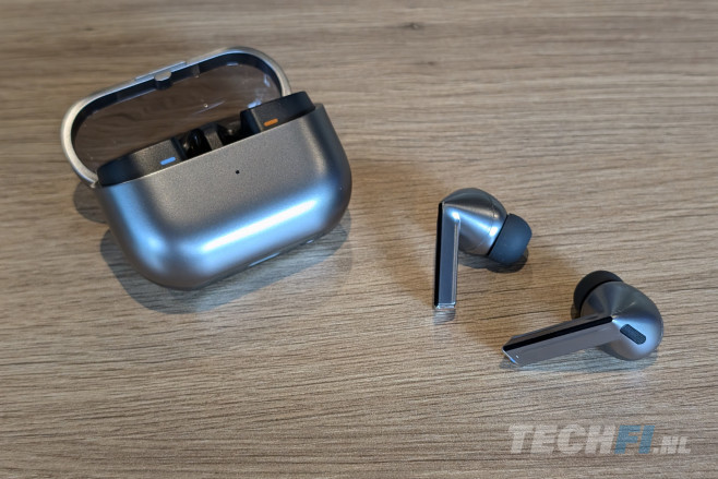De Galaxy Buds 3 (Pro, hierboven) vertonen qua uiterlijk weinig overeenkomsten met de vorige editie.&nbsp;