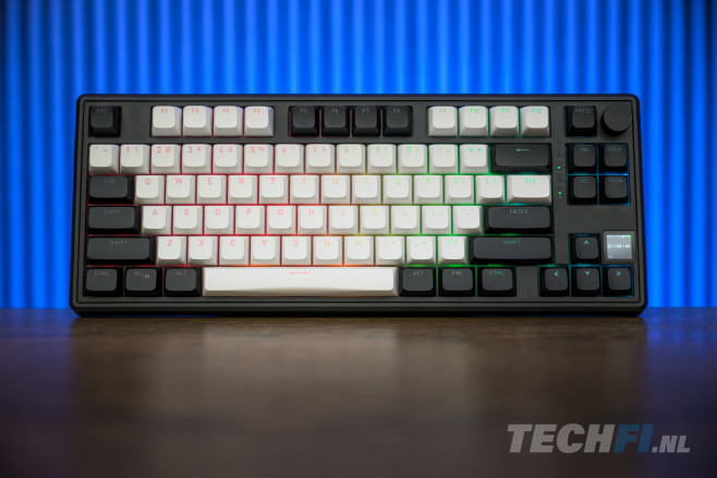 De Hator Skyfall 80 MAG Ultima 8K is een magnetisch, draadloos toetsenbord op 80 procent grootte, dat van alle markten thuis wil zijn. Dit topmodel uit de Skyfall-reeks komt met PBT-keycaps, een 8000 hertz polling rate en een lekker 'creamy' klankgeluid, voor slechts 99,99 euro.<br />
(Alle foto's bij dit artikel zijn gemaakt door Tom Kauwenberg.)