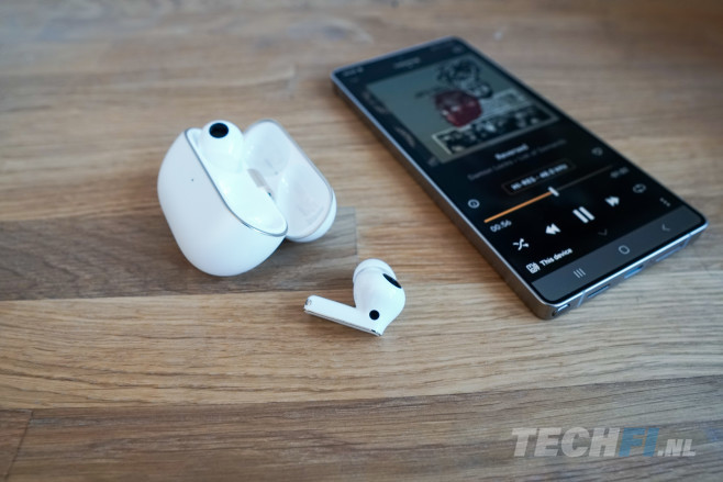 De Huawei FreeBuds Pro 4 vallen op met hun enorm goede geluidskwaliteit tijdens het bellen buiten, ook in weer en wind.