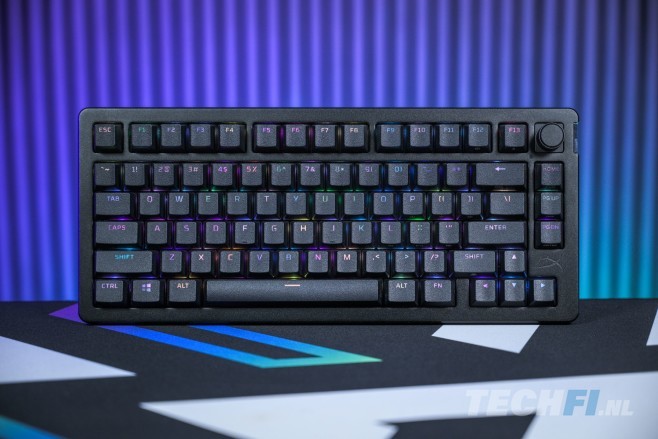 De Alloy Rise 75 Wireless is een zogeheten 75% toetsenbord, met volwaardige cursor- en functietoetsen, maar zonder numeriek keypad. HyperX voorziet hun model van double-shot PBT keycaps, drie verbindingstypen en een hele grote accu.<br />
(Alle foto's bij dit artikel zijn gemaakt door Tom Kauwenberg.)