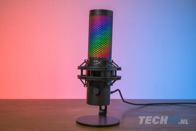 De HyperX QuadCast 2 S onderscheidt zich van de 'niet-S' versie met iets betere technische eigenschappen en vooral heel veel veelkleurige lampjes. De 'gewone'&nbsp; QuadCast 2 licht alleen op in het rood.<br />
(Alle foto's bij dit artikel zijn gemaakt door Tom Kauwenberg.)