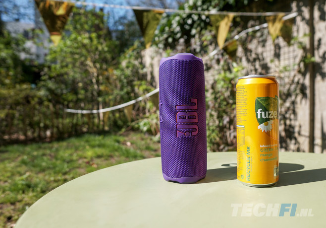 De JBL Flip 7 is marginaal groter dan de Flip 6, maar speelt ondanks een even grote accu twee uur langer door (en vier uur langer met PlayBoost).