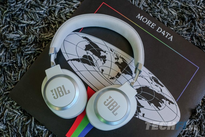 De JBL Live 770NC is een lichtgewicht hoofdtelefoon met uitstekende accuduur, een prima sound en effectieve ruisonderdrukking tijdens het forenzen.