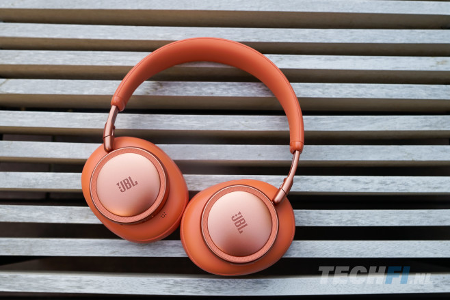 De JBL Live 780NC is een waardige opvolger van de voorganger, met een scherpe prijs, fijne sound, degelijke noise-cancelling en heel veel functies