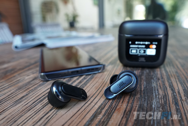 Met een oplaadcase met ingebouwd beeldscherm doen de JBL Tour Pro 2 oortjes wat anders dan andere draadloze in-ears.