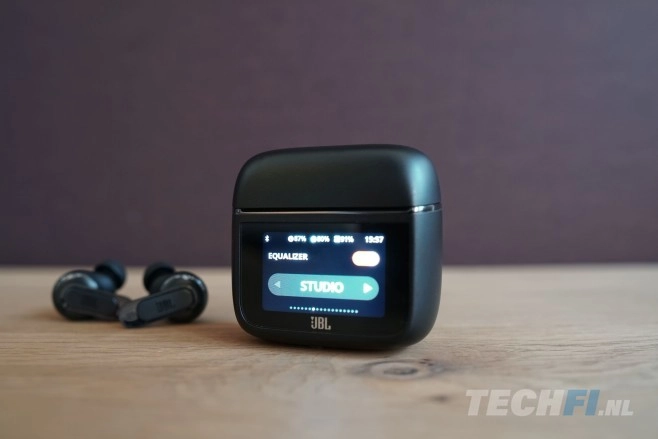 De JBL Tour Pro 3 zijn de beste oortjes van JBL. Ze overtuigen met een uitstekende accu, superieure ruisonderdrukking en een slimme laadcase.