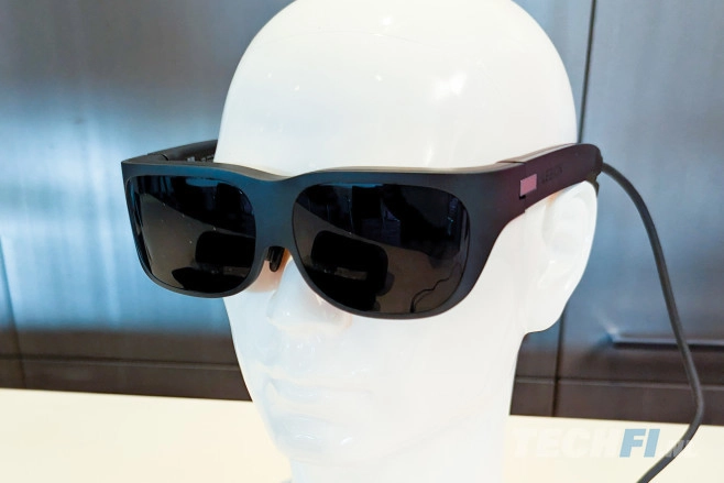 De Lenovo Legion Glasses zijn geen AR of VR-bril, maar simpelweg een priv&eacute;beeldscherm dicht op je neus.