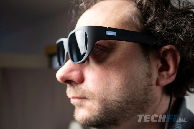 De Lenovo Legion Glasses ogen als een uit de kluiten gewassen zonnebril, maar wel eentje waarmee je een groot formaat beeldscherm aan de binnenzijde projecteert.