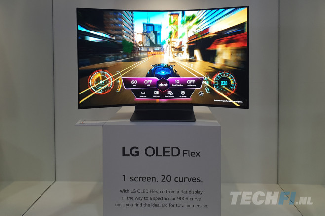 De LG OLED Flex is half monitor, half televisie - en naar wens plat of gebogen