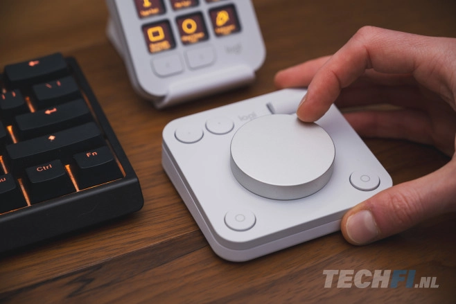 De Logi MX Creative Console onderscheidt zich van de bekende Stream Deck door de toevoeging van een doelgericht draaiwiel en een focus op content creators die (vooral) werken met Adobe software.<br />
(Alle foto's in dit artikel zijn gemaakt door Tom Kauwenberg.)