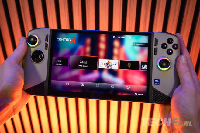De MSI Claw 8 AI+ is relatief groot voor een handheld gaming PC, maar hij ligt prettig in de hand.<br />
<i>(Alle foto's bij dit artikel zijn gemaakt door Tom Kauwenberg.)</i>