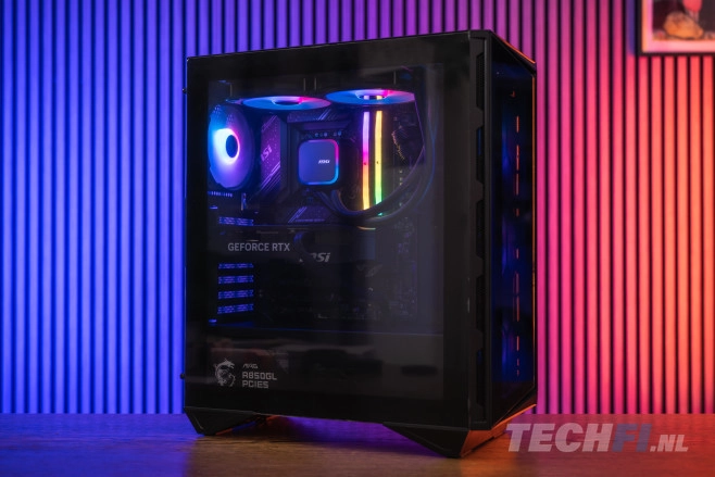 De Enge PC is het middenmodel van de drie FlowUp x Powered by MSI systemen waarvoor Don Kaaklijn geconsulteerd is. Het biedt naast hogere prestaties ook meer mogelijkheden voor upgrades dan het instapmodel.<br />
(Alle foto's bij dit artikel zijn gemaakt door Tom Kauwenberg.)
