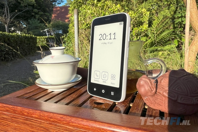 De Mudita Kompakt houdt het midden tussen een dumbphone en een smartphone: je bepaalt zelf wat hij extra kan en mag. Zo hou je controle over de digitale verleidingen.