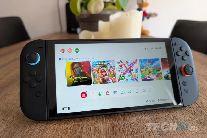 De Switch 2 is groter en zwaarder dan de voorgaande modellen. Met zijn bijna volledig grijszwarte uiterlijk oogt hij een stuk minder speels dan het origineel.