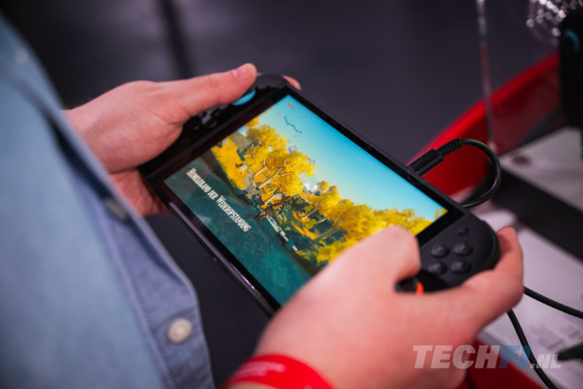 De Nintendo Switch 2 is groter, maar voelt niet log in de hand. De grotere Joy-Cons zijn een flinke verbetering.<br />
(Alle foto's bij dit artikel zijn gemaakt door Tom Kauwenberg.)