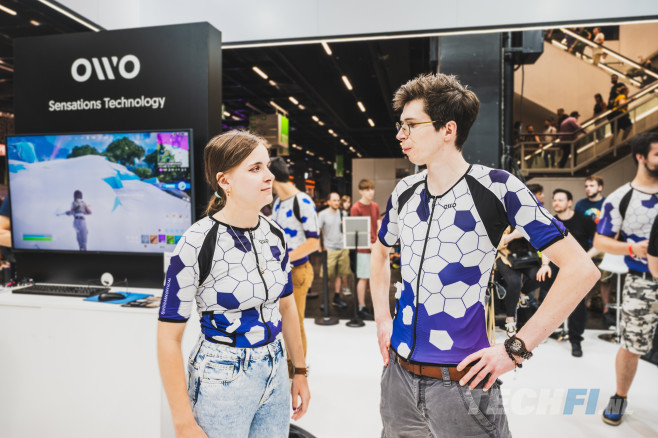 Het OWO Skin shirt is nauwsluitend en bevat 10 haptische feedbck motoren.&nbsp;