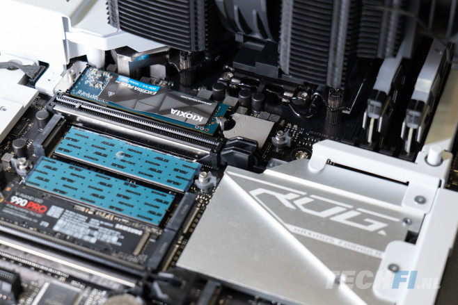 De KIOXIA Exceria Plus G4 is een midrange PCI-Express 5.0 SSD: onder normale marktomstandigheden duidelijk goedkoper dan de snellere concurrentie. Maar ook als de prijzen dichter bij elkaar liggen, houdt hij zich goed staande.